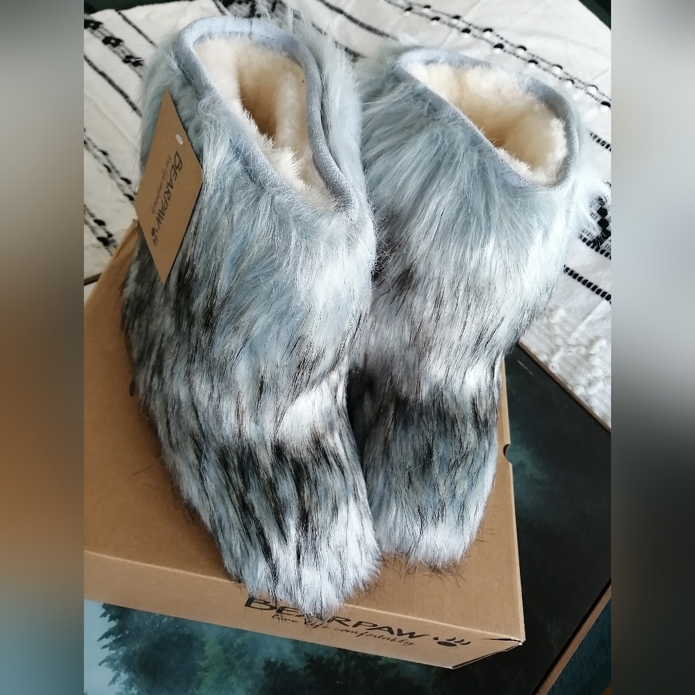 New Bearpaw Sasha Faux Fur Boots. Size 8 Women. Blue Fog. New In Box.
